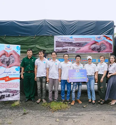 Cầu thủ bóng đá đang sút bóng trong một trận đấu lớn, có logo Kubet 11