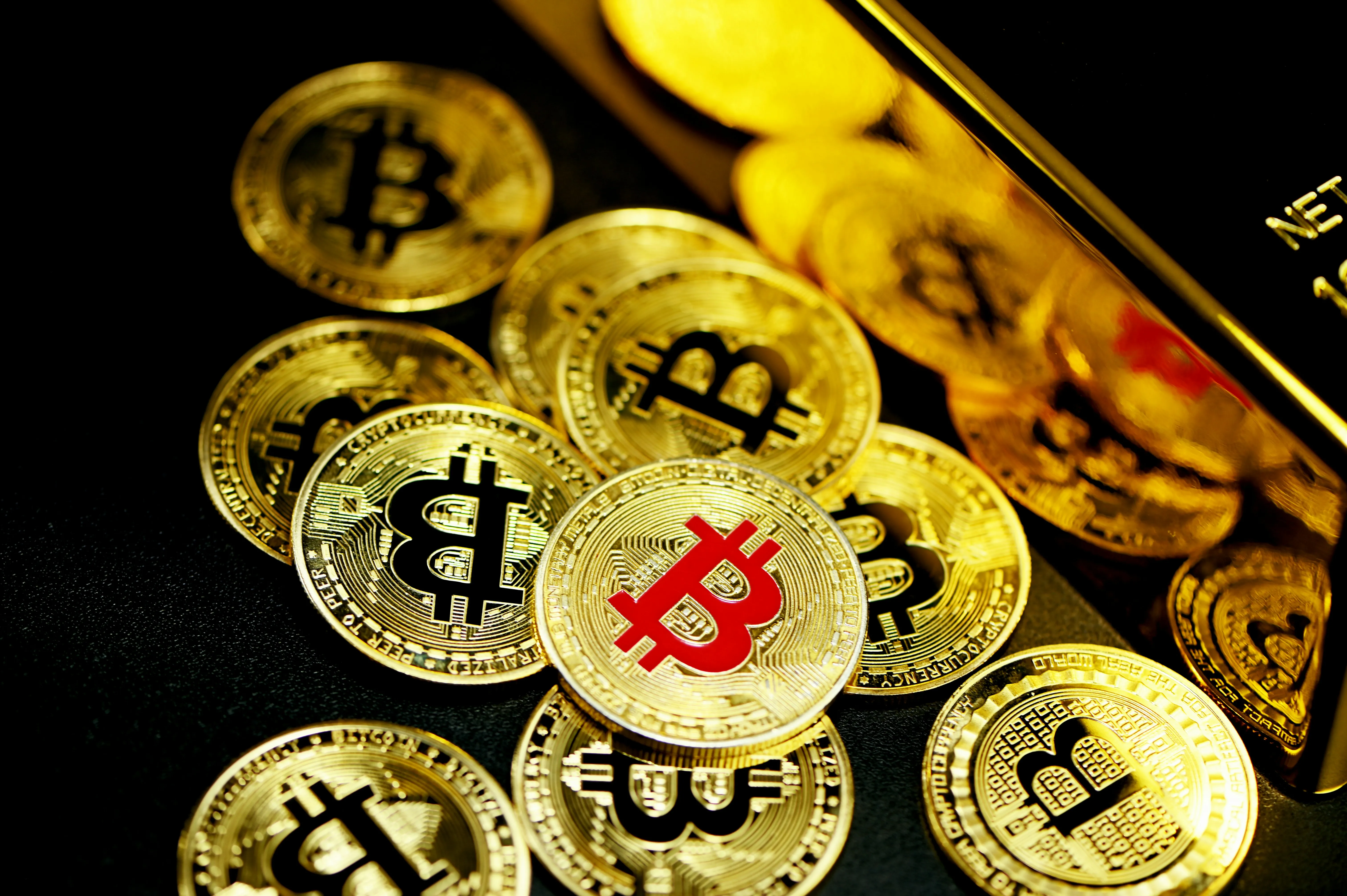 Hình ảnh chương trình VIP với thẻ vàng và biểu tượng vương miện.